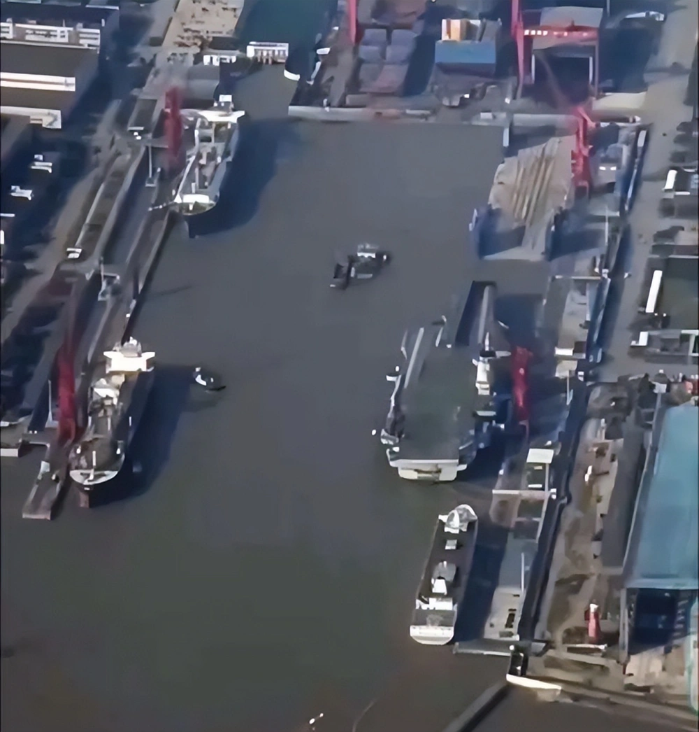 解放軍福建艦甲板上只剩一個電磁彈射工棚。 圖：翻攝自俯瞰全球