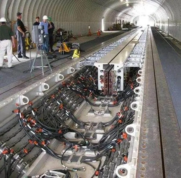 解放軍福建艦的電磁彈射器施工工棚內的場景。 圖：翻攝自俯瞰全球