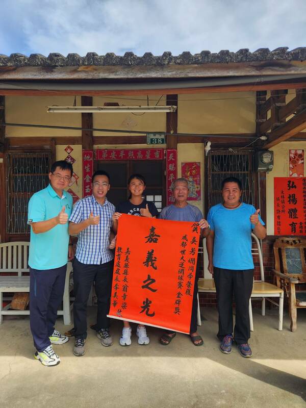 2023年成都世大運，嘉義縣網球選手吳芳嫺奪下女雙、混雙、女團3金，與家人分享榮耀。 圖：嘉義縣政府/提供