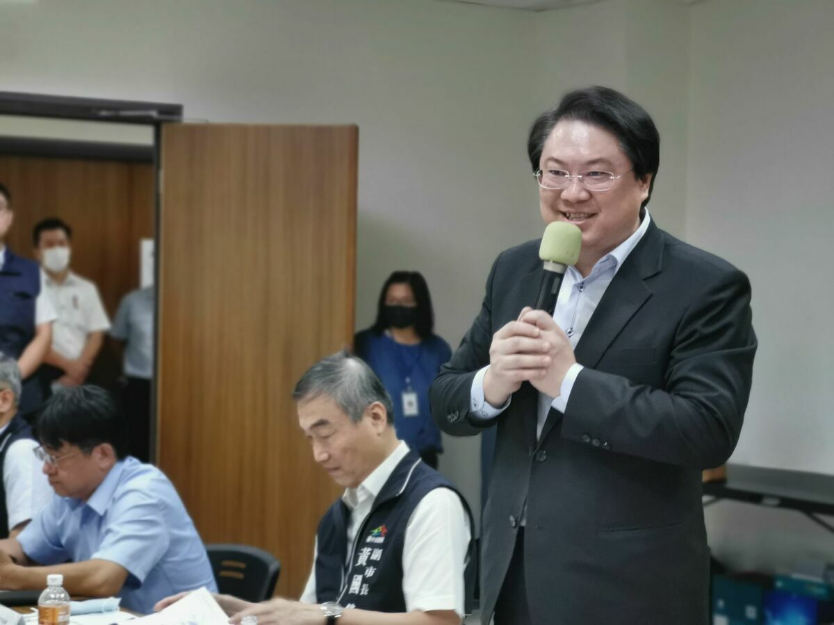 內政部長林右昌今(14)日視察台中市「環太東路」橋梁新建及「正大橋」改建工程致詞。 圖：內政部提供