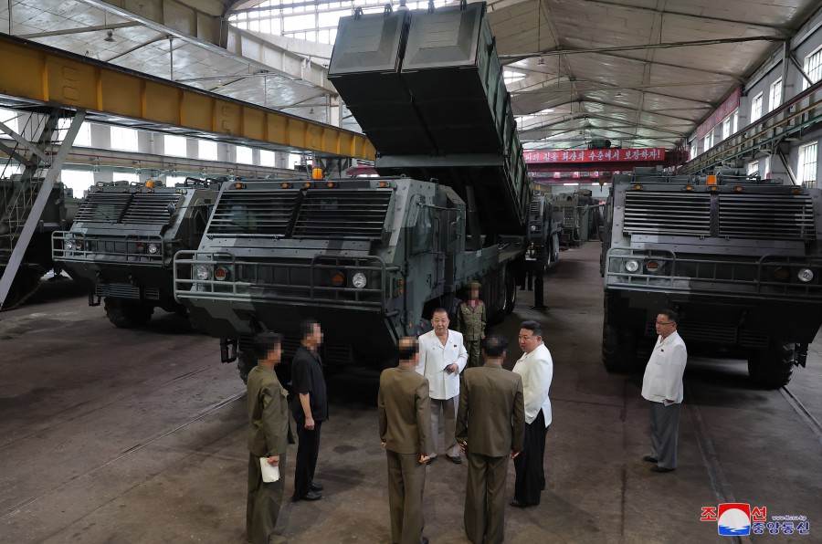 北韓領導人金正恩視察戰術導彈發射架車廠。 圖：翻攝朝中社