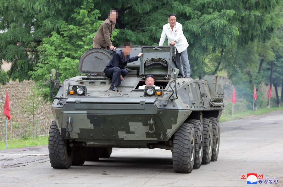 北韓領導人金正恩親自試駕戰鬥裝甲車。 圖：翻攝朝中社