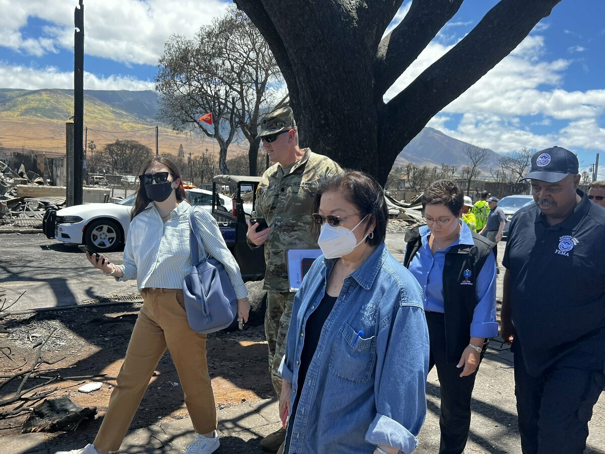 對於外界質疑政府未能及時警告居民野火來襲一事，民主黨籍夏威夷參議員廣野慶子（Mazie Hirono，中）表示自己「不會為這場悲劇找藉口」。 圖：翻攝自廣野慶子 X 平台