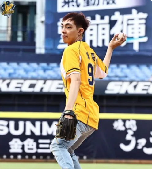 爆哥為中職開球。 圖：翻攝自中信兄弟Fans Club FB