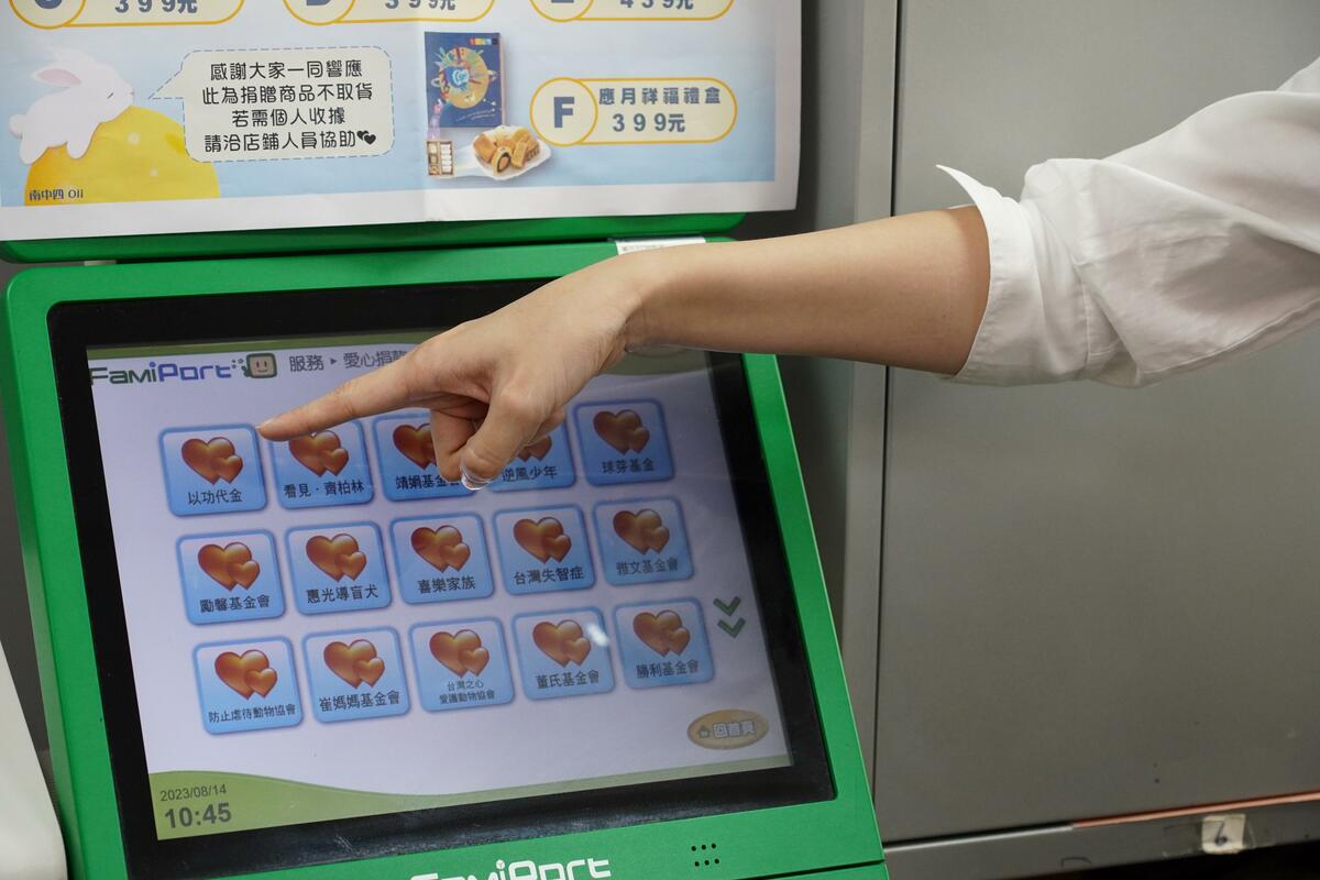 四大超商皆可以操作以功代金積功德。 圖：行政院環境保護署空保處／提供