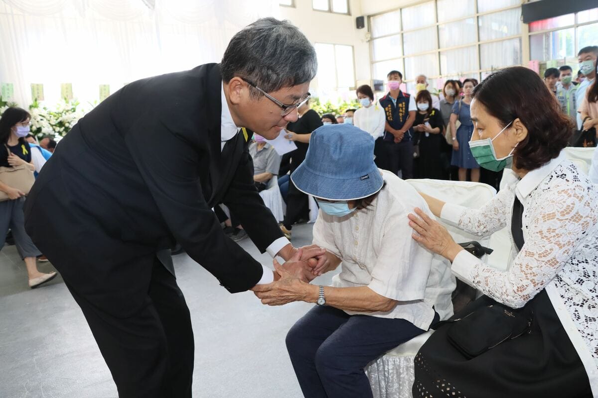 客委會主委楊長鎮向陳運棟遺孀致哀。 圖：苗栗縣政府/提供