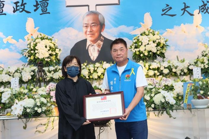 客家大老陳運棟今天辦理天主教彌撒告別式，苗栗縣長鍾東錦頒發褒揚狀。 圖：苗栗縣政府/提供