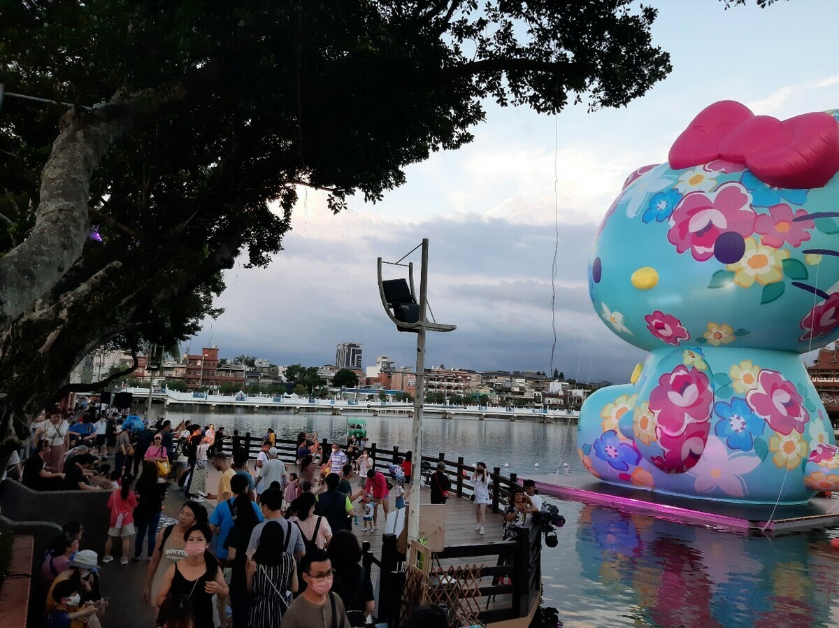 配合世客博在桃園，市府文化局特別在龍潭大池設置「Hello Kitty來作客」水上裝置作品。 圖：桃園市文化局/提供