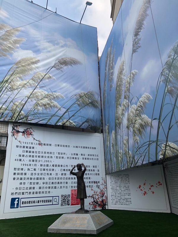今日是國際慰安婦紀念日，前總統馬英九出席在全國唯一的慰安婦銅像前舉辦的紀念活動時，批評蔡政府口口聲聲說要推動轉型正義，卻刻意抹去慰安婦的歷史，對日本卑躬屈膝，毫無尊嚴，令人不齒。他並參與國民黨地方人士發起的「要求蔡英文總統實踐對慰安婦阿嬤的承諾」連署。 圖：黃博郎／攝