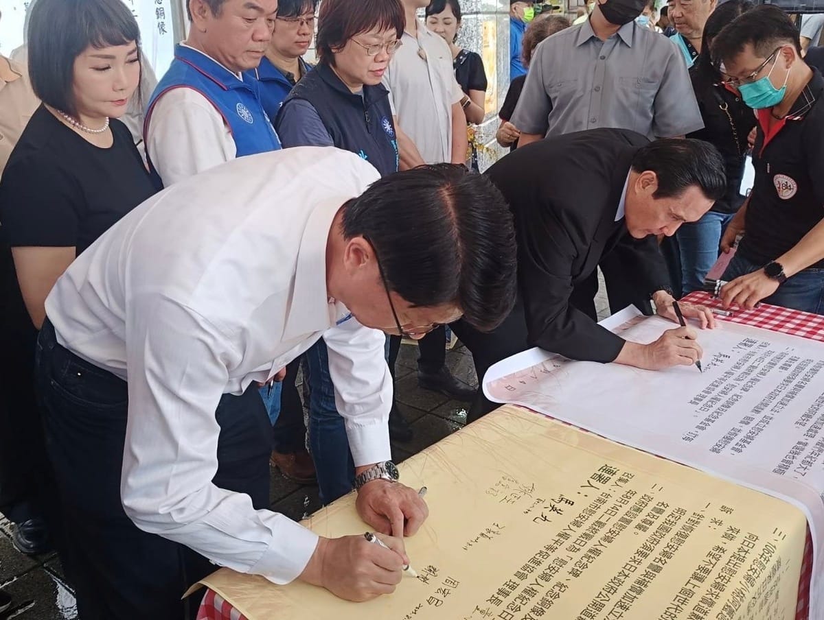 今日是國際慰安婦紀念日，前總統馬英九出席在全國唯一的慰安婦銅像前舉辦的紀念活動時，批評蔡政府口口聲聲說要推動轉型正義，卻刻意抹去慰安婦的歷史，對日本卑躬屈膝，毫無尊嚴，令人不齒。他並參與國民黨地方人士發起的「要求蔡英文總統實踐對慰安婦阿嬤的承諾」連署。 圖：黃博郎／攝