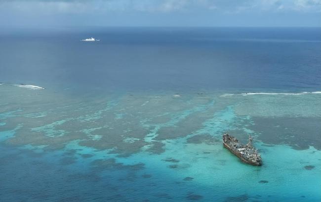 傳菲國政府已撥款要在仁愛暗沙修建提供漁民臨時停歇的永久性建築。圖為坐灘仁愛暗沙長達24年的菲律賓現役軍艦「馬德雷山號(BRP Sierra Madre LT-57)」。 圖：翻攝陸網