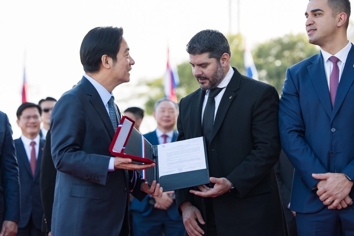 賴清德接受巴京市長羅德里格斯致贈市鑰及榮譽證書。 圖：翻攝賴清德臉書