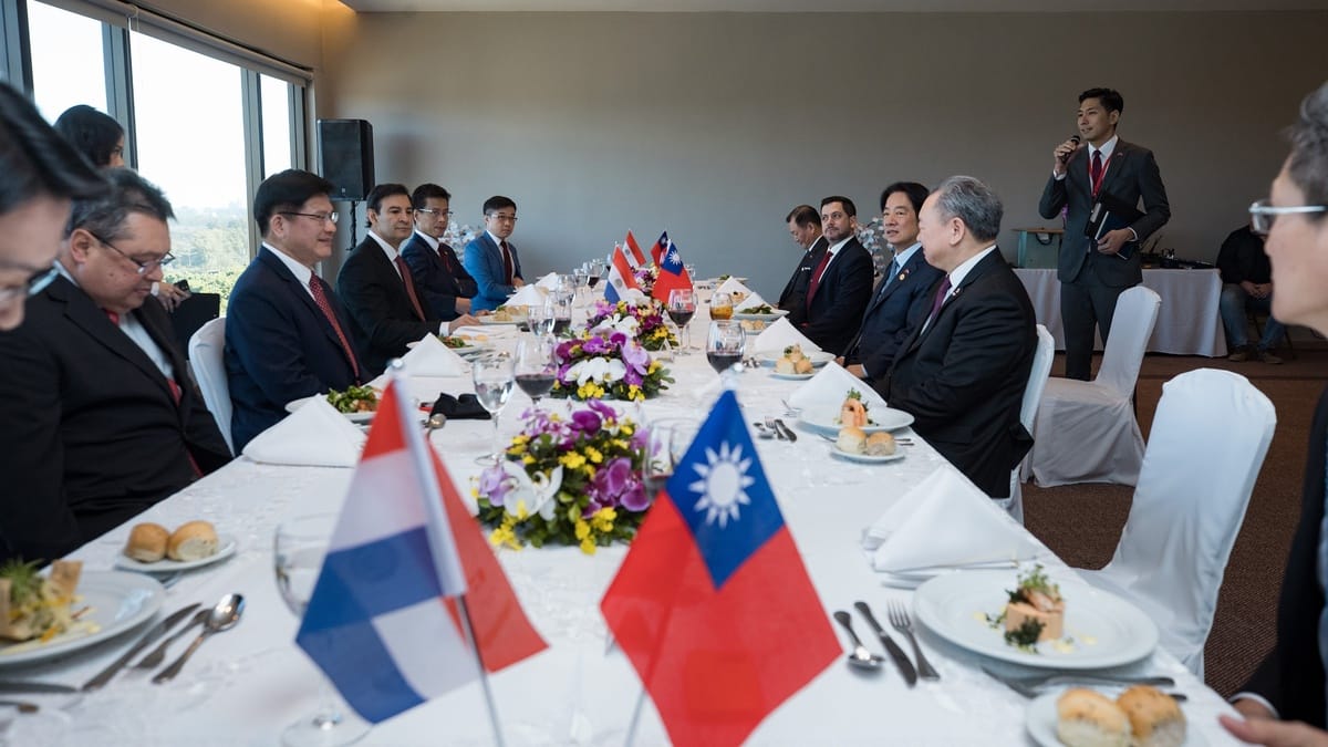 賴清德副總統特使團出席巴拉圭共和國新任總統貝尼亞（Santiago Peña Palacios）就職典禮，於當地時間14日下午（台北時間15日凌晨）午宴巴國國會參議院議長歐斐拉（Silvio Ovelar）及眾議院議長拉多雷（Raúl Latorre） 圖：總統府提供