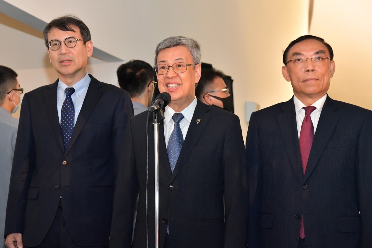 行政院長陳建仁今（15）天上午到高雄出席「台美緝毒合作查獲毒品卡痛轉口案」記者會前受訪。 圖：行政院提供