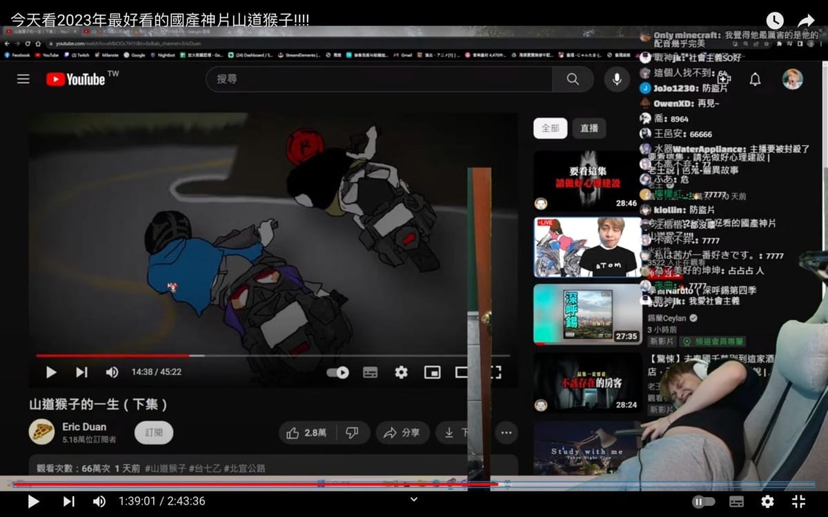 放火為了模仿影片中角色的騎車姿勢，不小心讓肚子卡進電競椅中。 圖：翻攝自火火放YT頻道