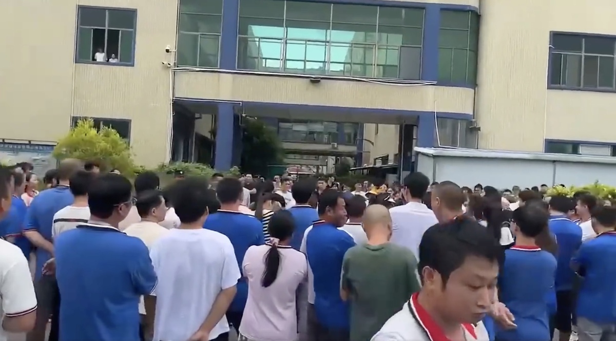 中國東莞廣東阿特斯員工，不滿資方任意搬遷廠房，事前毫無通知，因此聚集在工廠門口抗議。 圖：翻攝自推特@Lslymlwxc