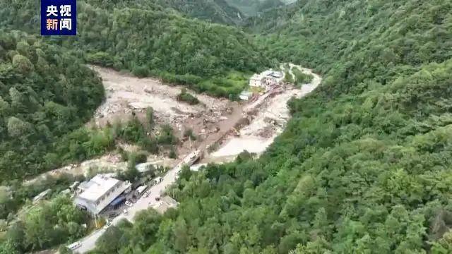 中國陝西省西安市喂子坪村11日下午因暴雨發生土石流。 圖：翻攝自微博