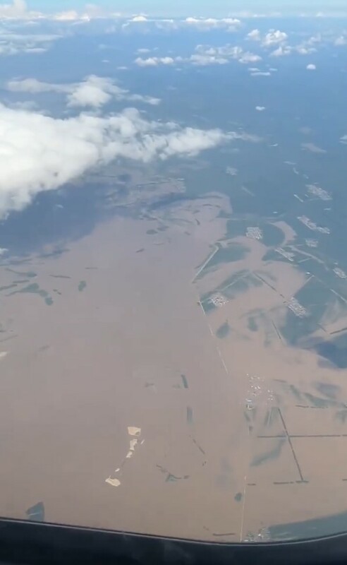 從飛機上的畫面看，黑龍江徹底被大水淹沒，情況遠比福州慘烈許多，只有零星建築屋的屋頂突出水面。 圖：翻攝自誰將十萬橫掃三江 X 帳號