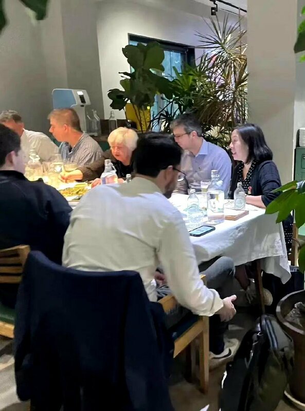 美國財政部長葉倫 7 月 6 日出訪中國時，前往北京一處雲南餐廳享用料理，而菜餚中竟有可能導致幻覺的「迷幻蘑菇」見手青。 圖：翻攝自推特@AmazingPuer