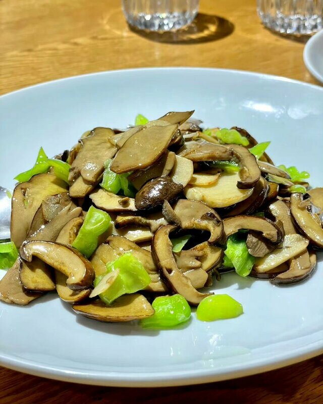 蘭茂牛肝菌，俗名「見手青」是一種真菌，食用前必須先經過謹慎烹調，否則可能導致頭暈、嘔吐甚至是幻覺產生。 圖：翻攝自推特@AmazingPuer