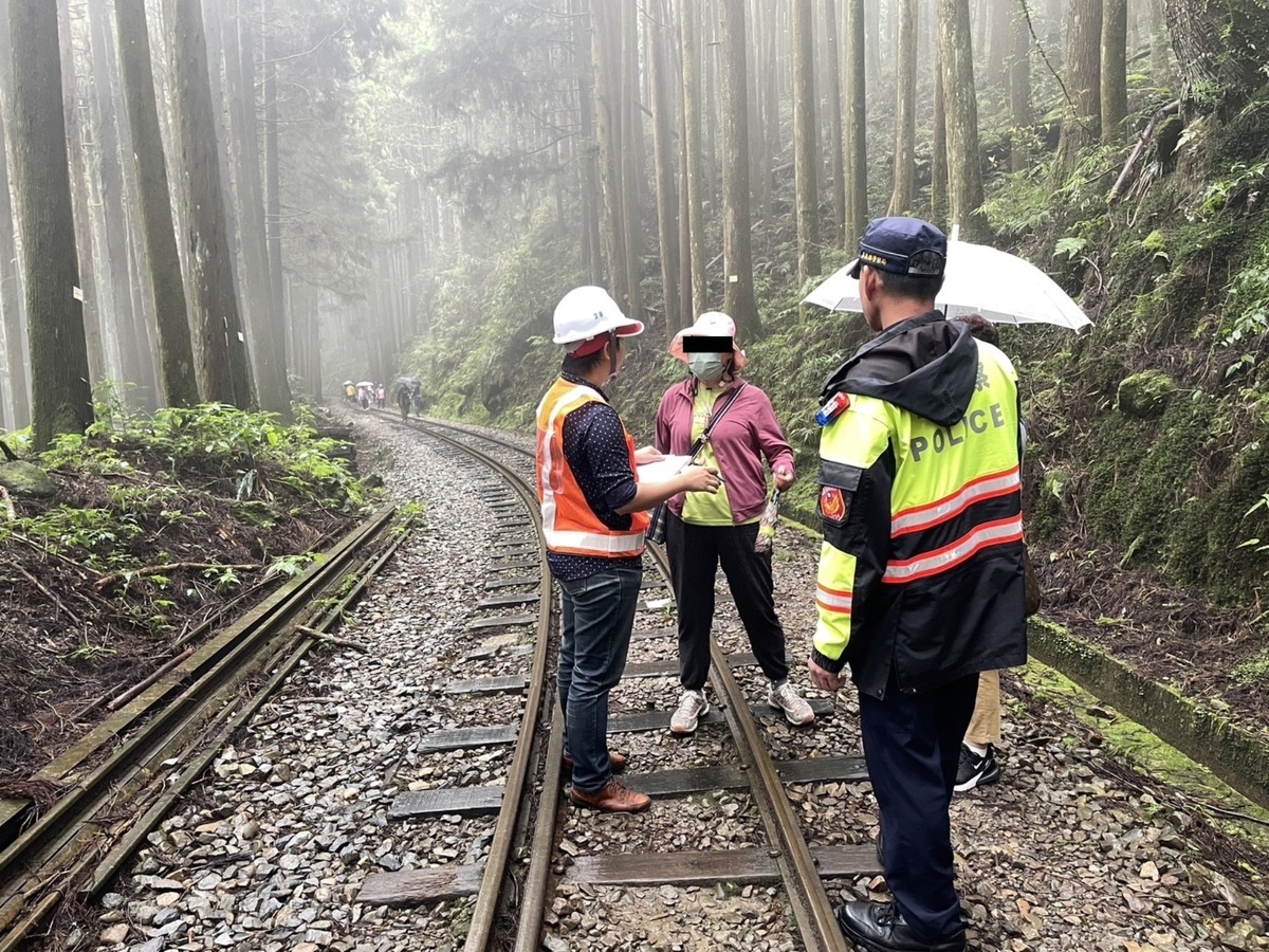 今(15)日林業鐵路及文化資產管理處執行勸導工作，卻發現有82名遊客，為貪圖方便闖林鐵軌道。 圖：林業鐵路及文化資產管理處／提供