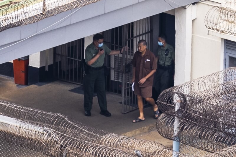香港壹傳媒創辦人黎智英（中）被控違反國安法案遭逮捕。 圖 : 達志影像/美聯社資料照