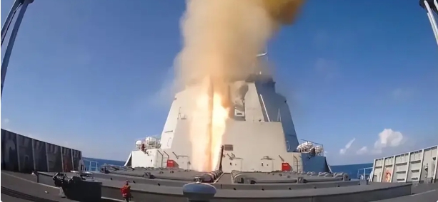 中國解放軍艦從船上垂直發射導彈。 圖 : 翻攝自立馬觀花