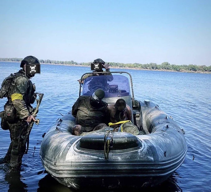 烏軍表示，烏軍特種部隊昨日在聶伯河左岸擄獲兩名俄軍。 圖：翻攝自X@NOELreports