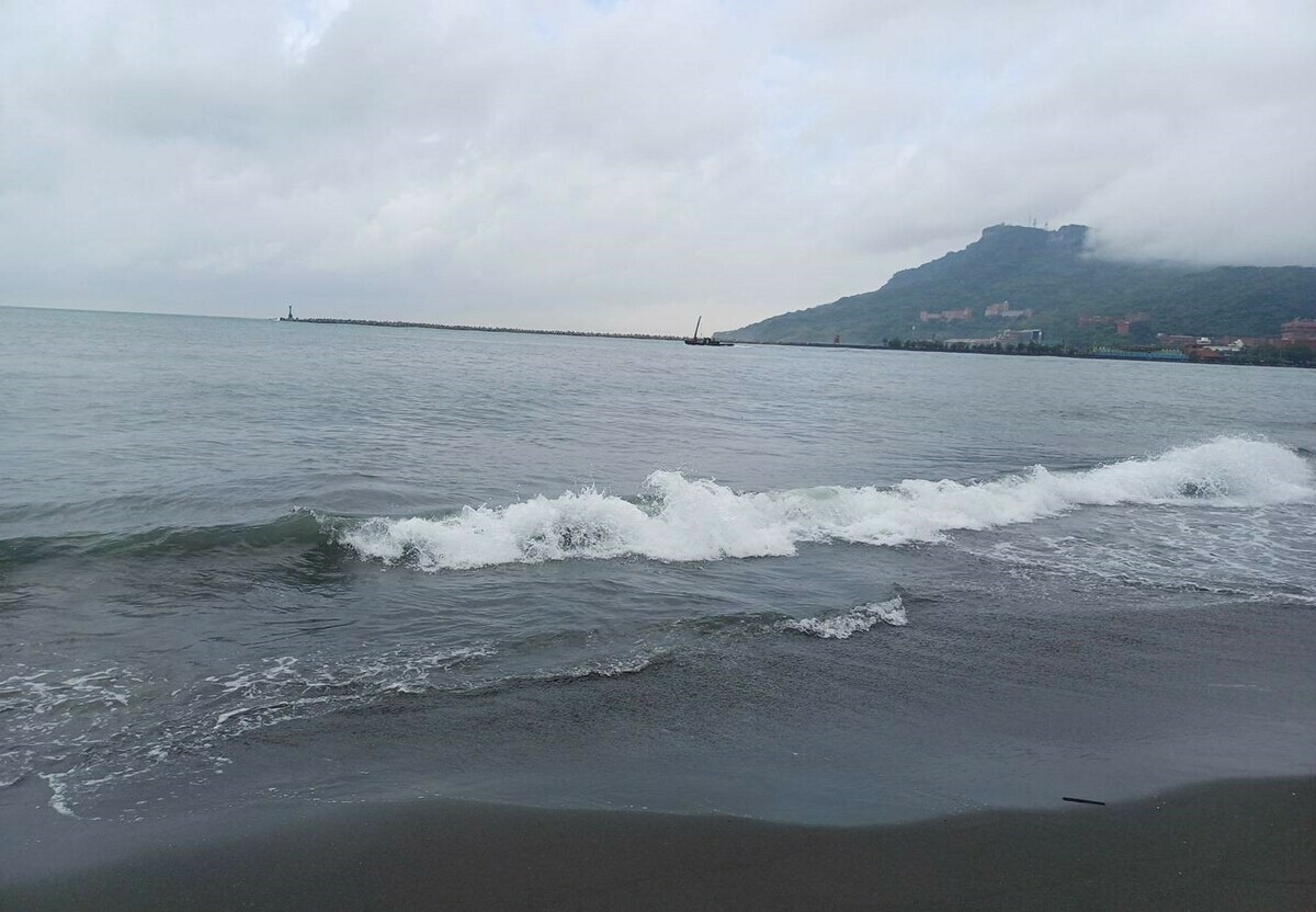 旗津海岸線巡視結果未發現油污。 圖：高雄港務分公司提供
