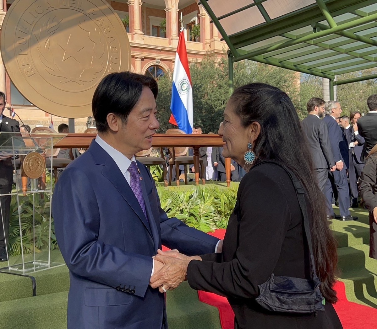 賴清德與美國內政部長哈蘭兩人有近2分鐘左右的互動。 圖：翻攝賴清德臉書