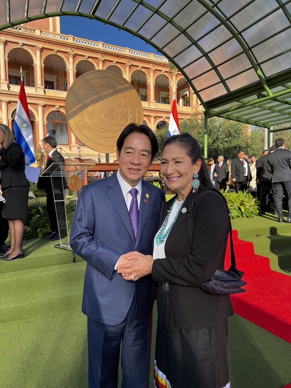 賴清德與美國內政部長哈蘭兩人有近2分鐘左右的互動。 圖：翻攝賴清德臉書