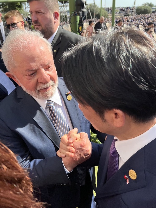 賴清德與巴西總統魯拉握手致意。 圖：翻攝賴清德臉書