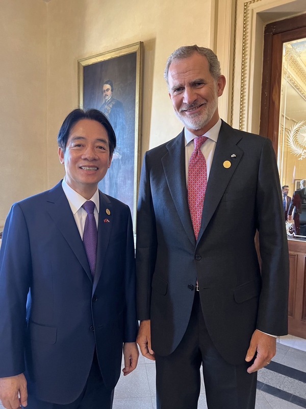 賴清德與西班牙國王菲利佩六世合照。 圖：翻攝賴清德臉書