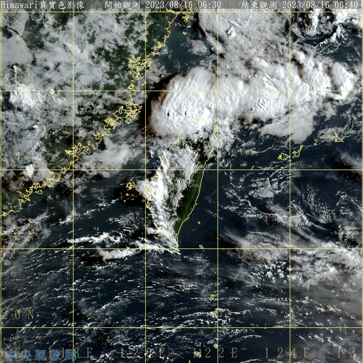 台灣受到低壓帶影響，中南部地區今天將有陣雨或雷雨，且易有短延時強降雨，而盤旋台灣上空的雲層呈現類似「煙囟雲」的模樣，也有網友憂心。 圖：中央氣象局／提供