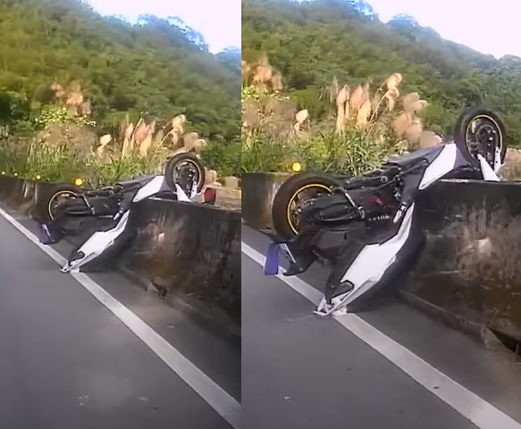台七乙車輛騎到一半竟倒掛在路旁 圖:重機車友 ❘ 各區路況天氣、資訊分享中心