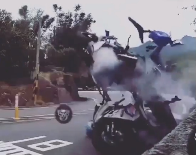 台七乙重機外拋衝向對向車道，對向車道重機未減速正面撞上 圖:八卦村 - 行車紀錄器影片上傳中心