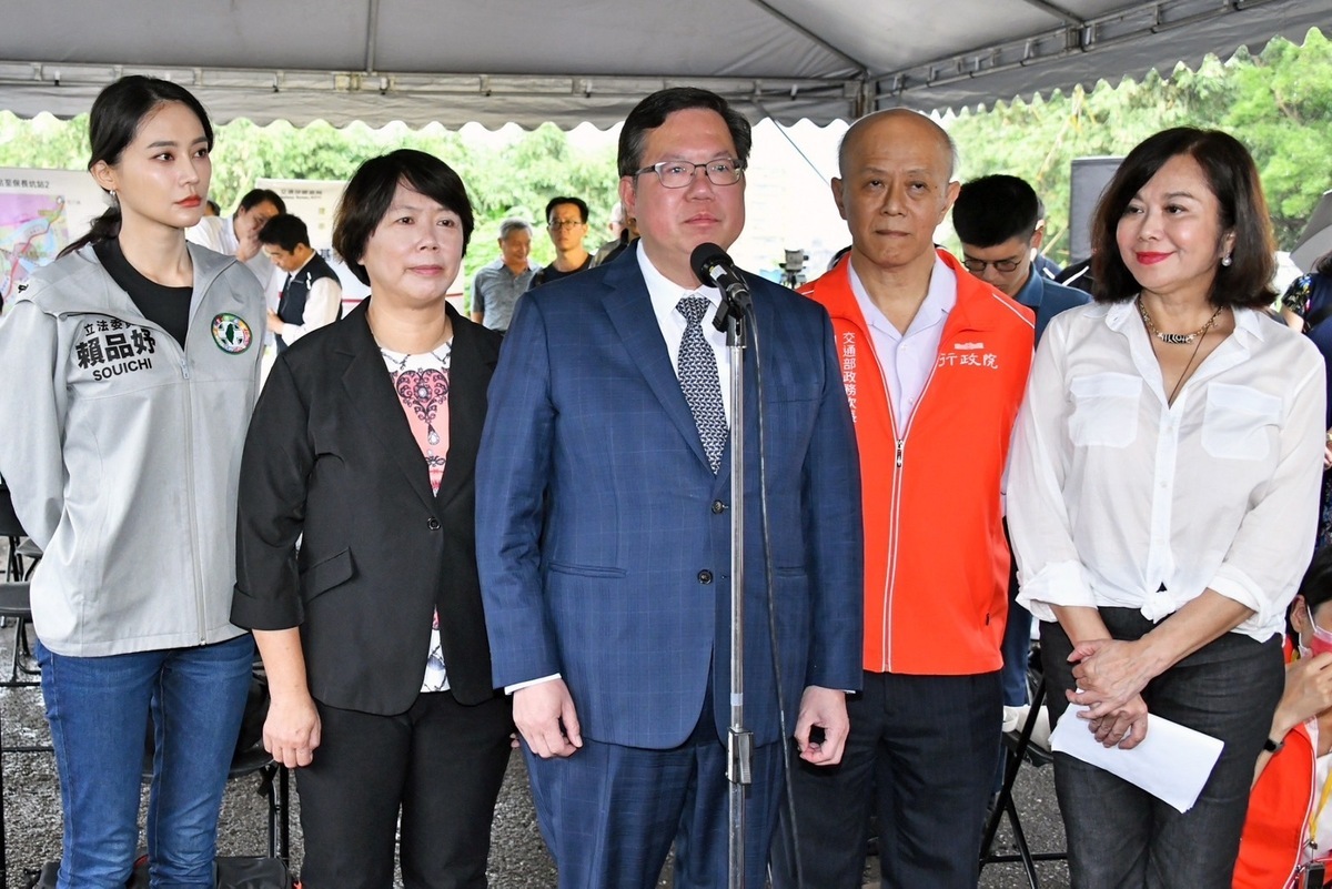行政院副院長鄭文燦今（16）日上午視察基隆捷運規劃情形前受訪，被問到有關雲豹能源金流案，18家綠能公司負責人賴勁麟的立委女兒賴品妤（最右）也在場。 圖：行政院提供