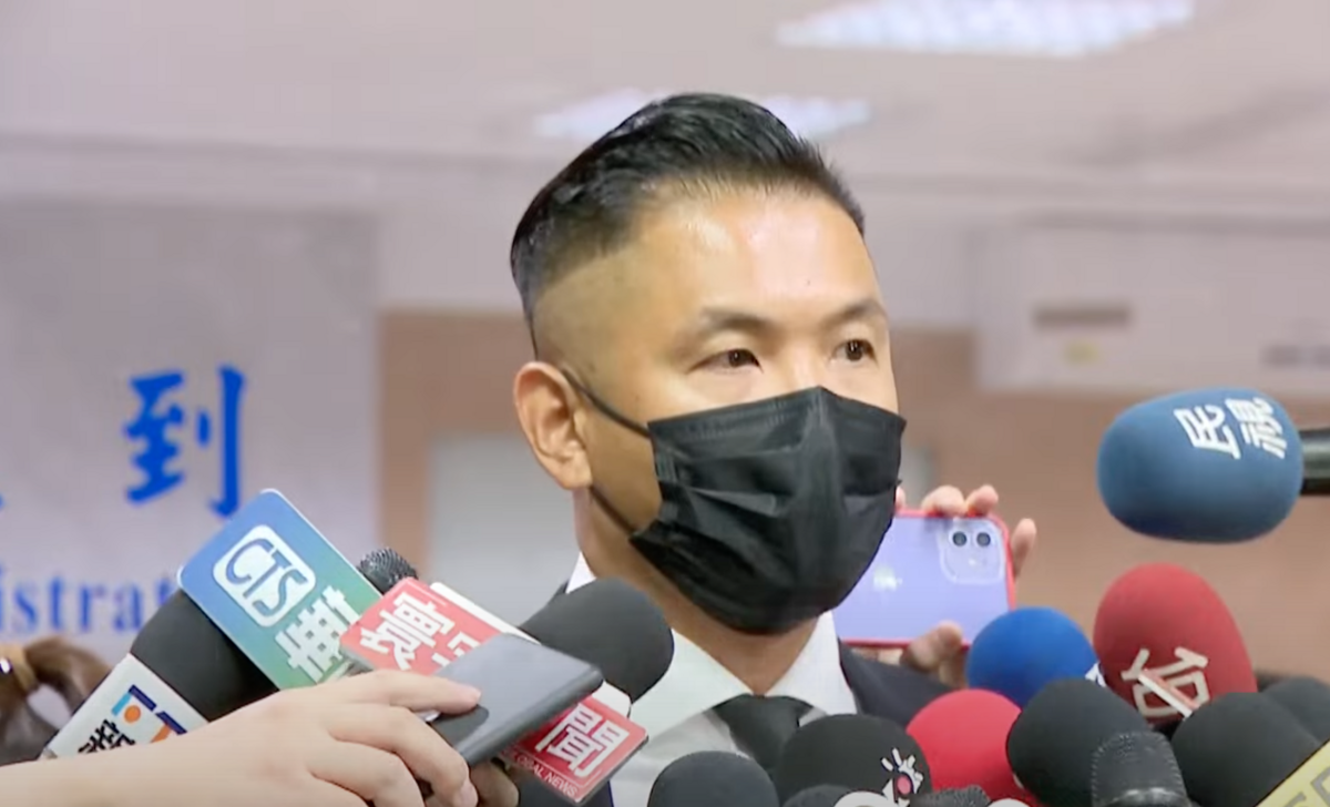 陳建州今(16)日一早現身台北地檢署，以告訴人身份應訊。  圖：翻攝自YT/FTV News