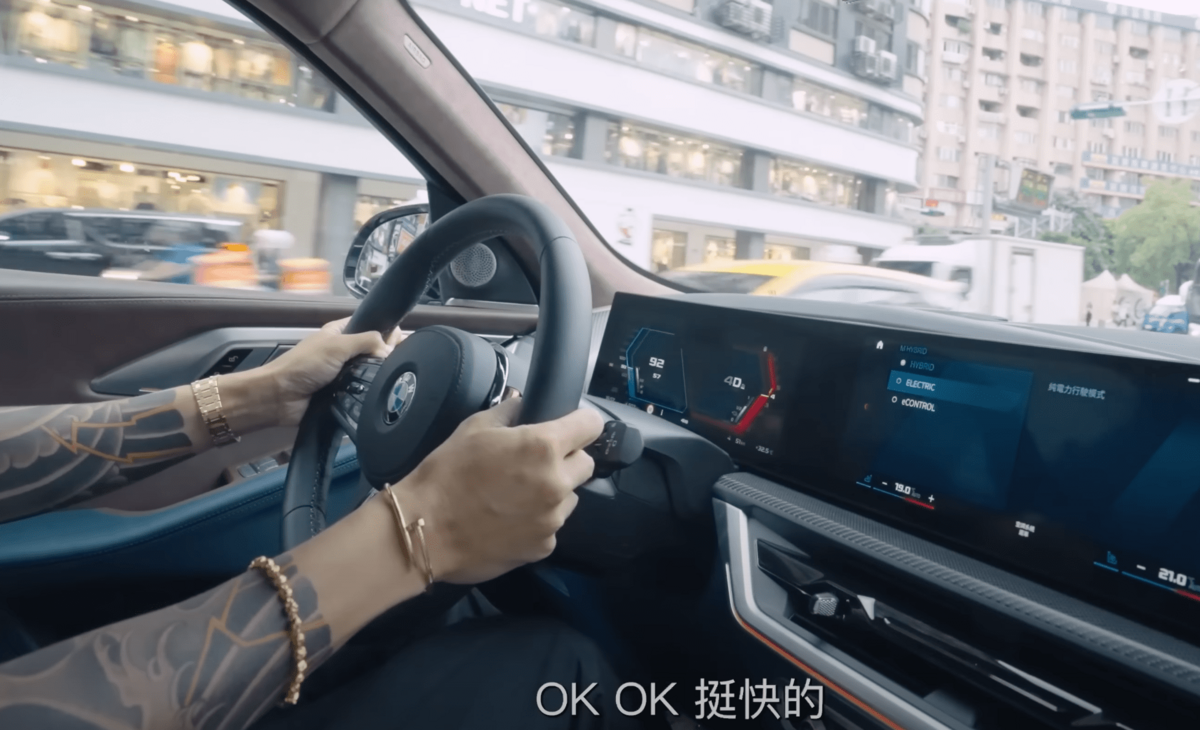 王陽明試駕BMW XM在台北市東區車速超過90公里，明顯違規。 圖：翻攝自YT/Empire Motor Club