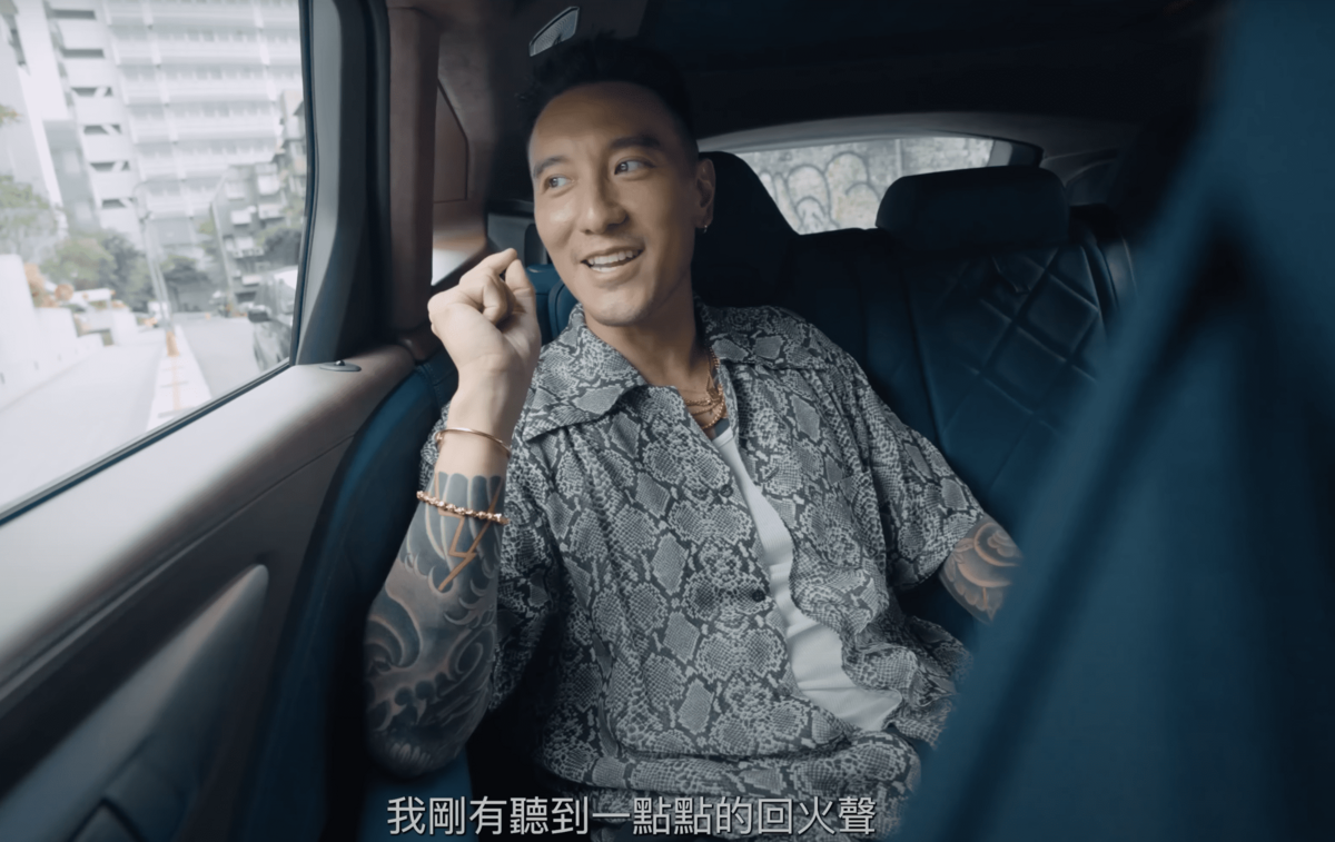 王陽明找來朋友試駕，自己坐在後座卻沒有繫上安全帶。 圖：翻攝自YT/Empire Motor Club