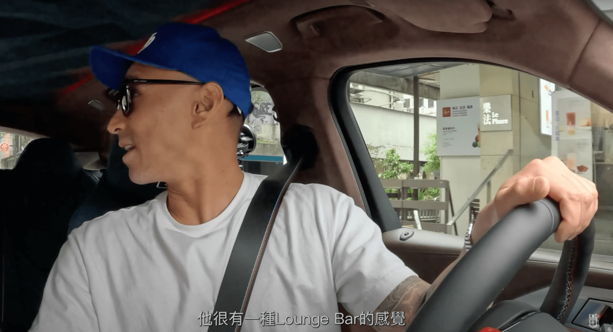 朋友為了要與王陽明聊天，將頭整個轉到後座。 圖：翻攝自YT/Empire Motor Club