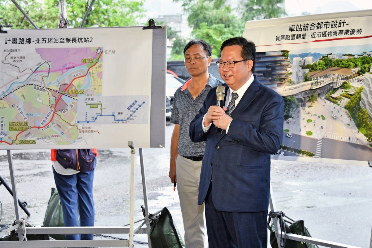 行政院副院長鄭文燦今（16）日上午視察基隆捷運規劃情形。 圖：行政院提供