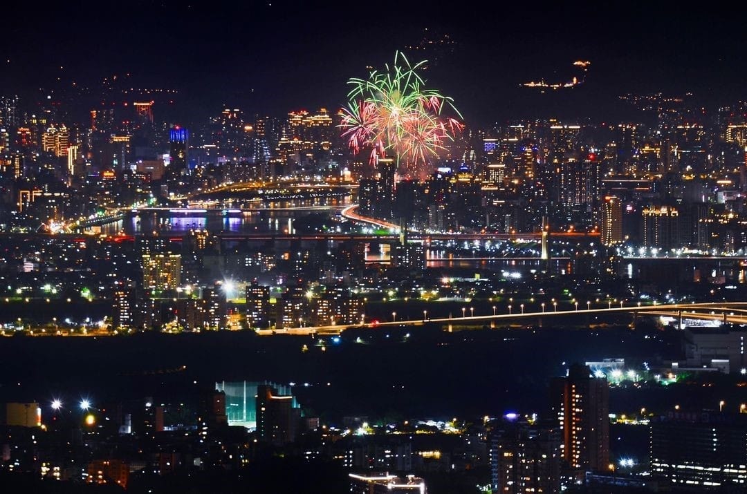 今年首場煙火秀即將於7月17日登場，因此，台北市政府觀光傳播局指出，7月17日起每週三晚間7時開始，針對大稻埕碼頭水門、堤外道路及周邊市區道路進行交通管制。（資料照） 圖：台北市政府觀光傳播局／提供