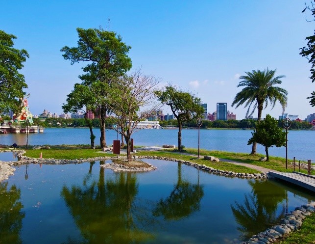 原農田水利會拆除後營造生態浮島、水鏡埤塘風貌。 圖：高雄市觀光局提供