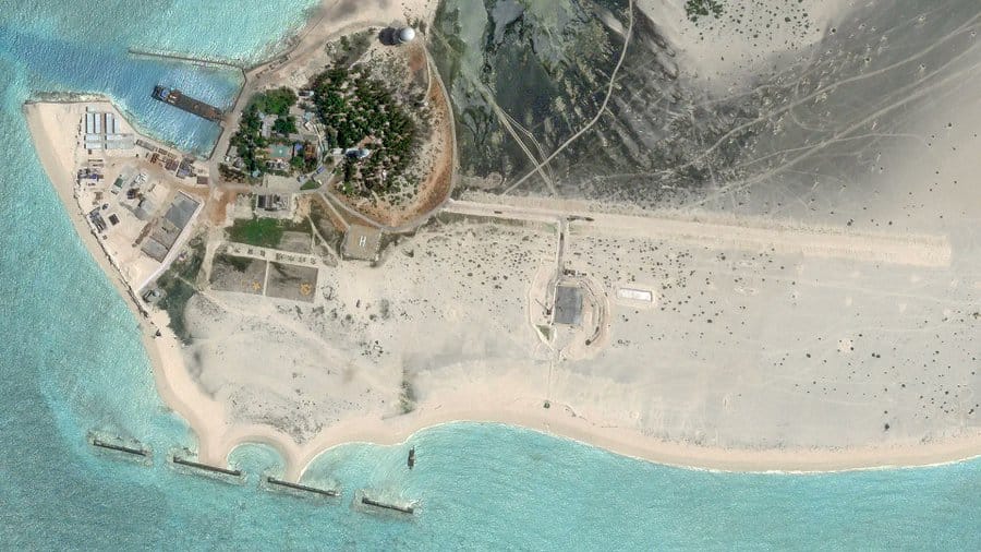 衛星照片顯示，南海西沙群島最西南側靠近越南的中建島，出現新的機場跑道設施。 圖：翻攝@IndoPac_Info推特