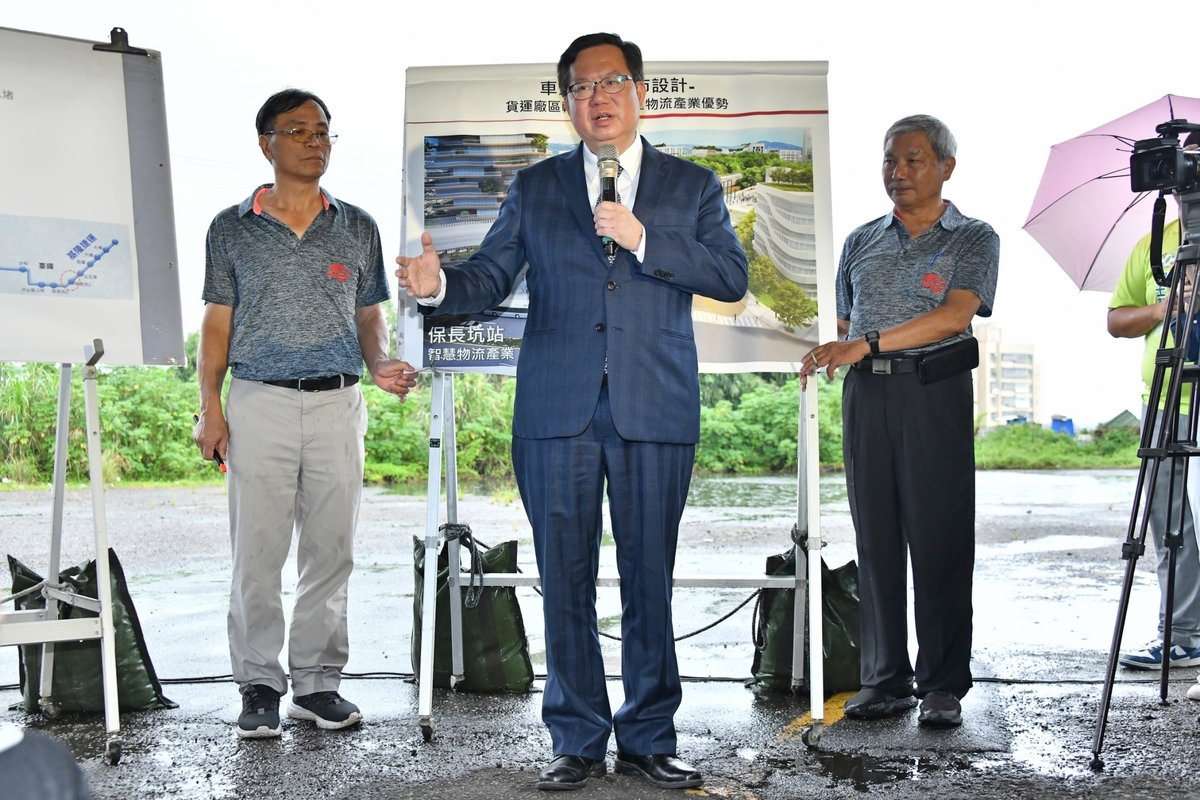 行政院副院長鄭文燦今（16）天視察基隆捷運規劃情形。 圖：行政院提供
