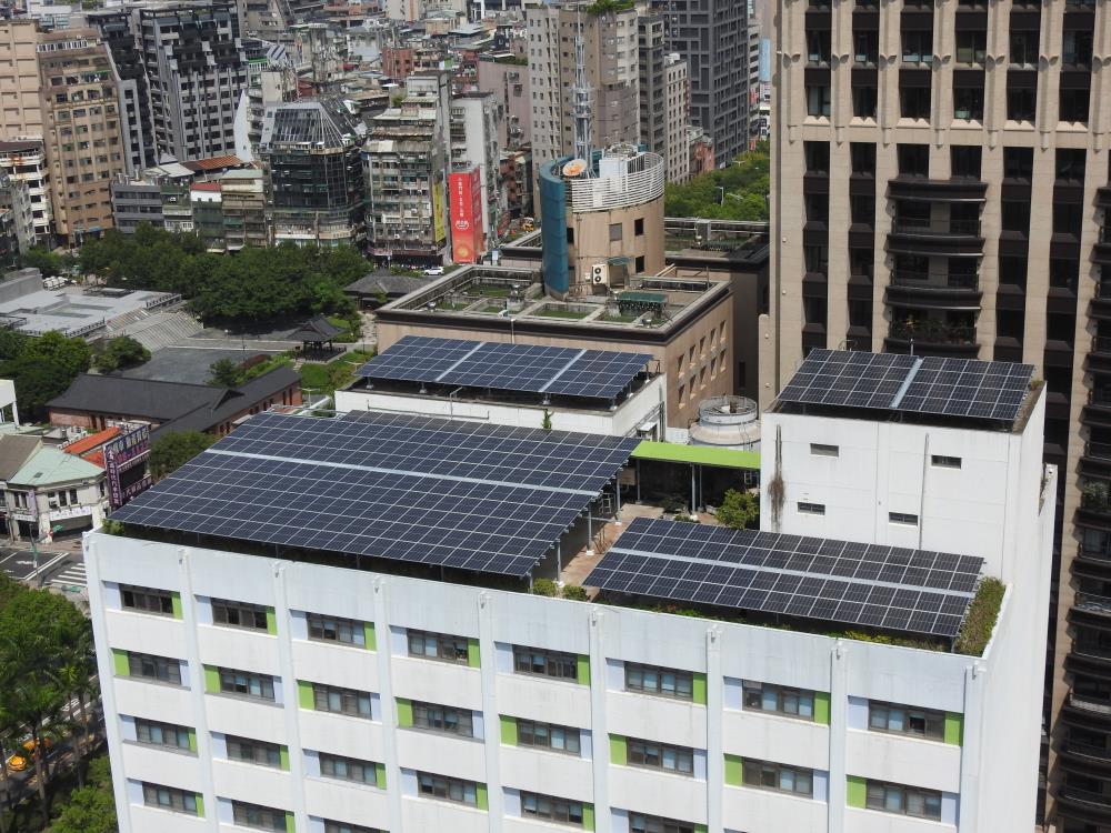 目前光電2項常見的設置方式，分別為地面光電和屋頂光電，但地面光電受限於台灣地狹人稠，會和許多地方搶地，因此屋頂光電才是最適合的方式。 圖：環保署／提供 (資料照)