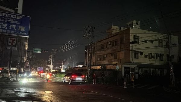 新竹市東區明湖路一帶今（16）天晚間無預警大範圍停電，1665戶受影響。 圖：翻攝新竹爆料公社