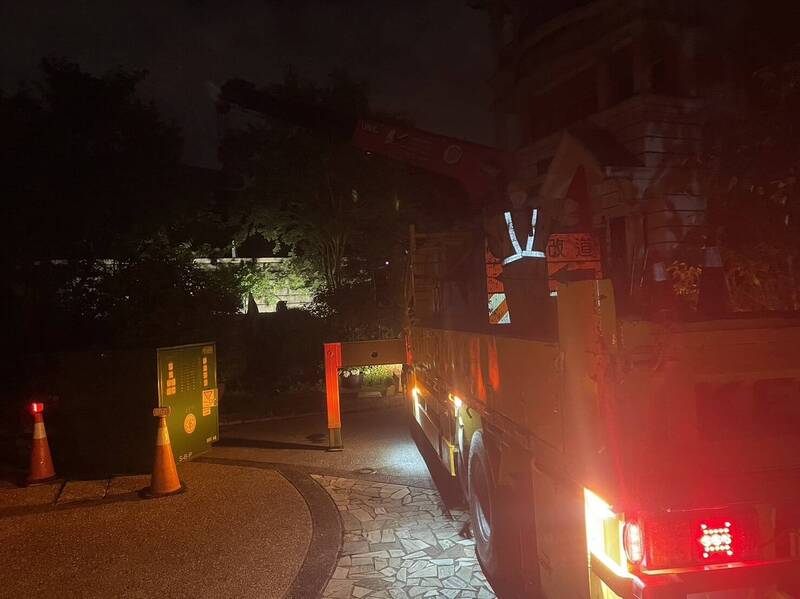 新竹市南區明湖路變電箱冒火，鄰近1665戶大停電，台電人員緊急搶修，預計10點半復電。 圖：台電新竹區營業處提供