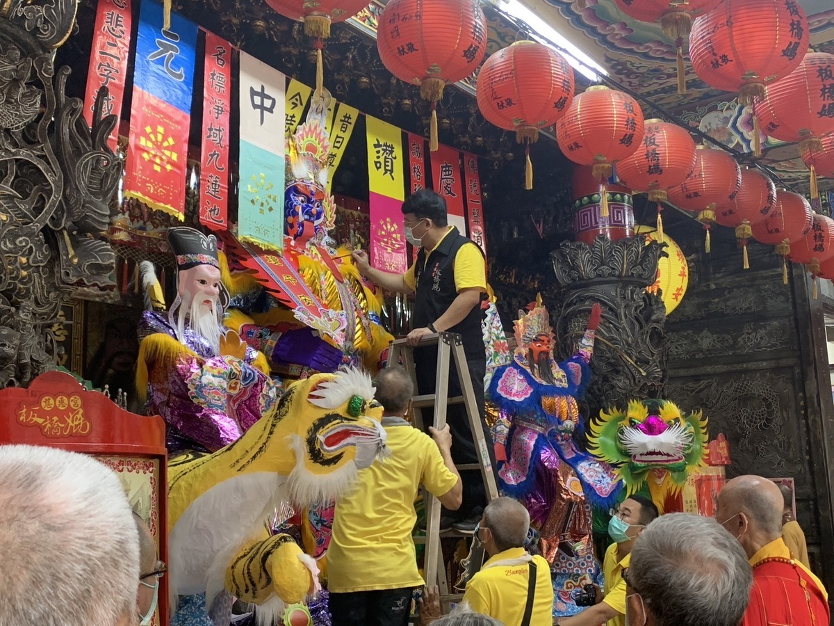 板橋慈惠宮紙紮藝術相當知名，圖為主委賴春穆為其開光。 圖：新北市民政局／提供